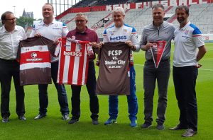 v. l.: Ewald Lienen,, Mark Cartwright, Olaf Janßen, Mark Hughes, Andreas Rettig,und Tony Scholes.