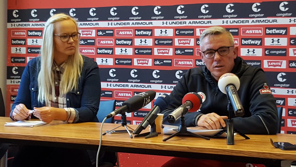 Olaf Janßen bei der Pressekonferenz des FC St. Pauli