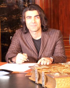 Fatih Akin_trägt sich ins Goldene Buch der Stadt ein