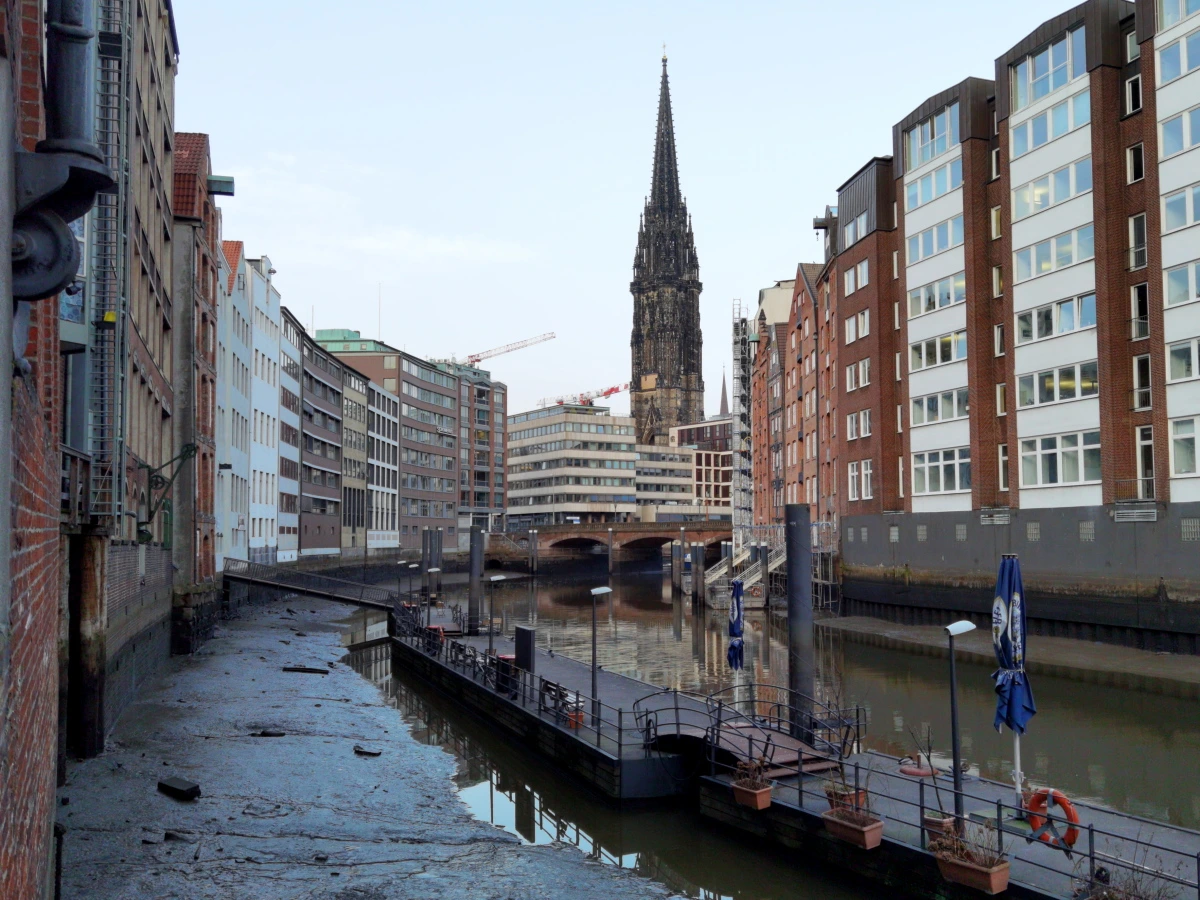 Blick auf das Mahnmal St. Nikolai von der Deichstrasse aus