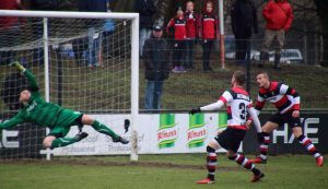 Torhüter Grubba kann das 0:1 nicht verhindern.