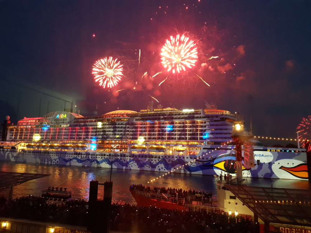 Feuerwerk an der AIDAperla