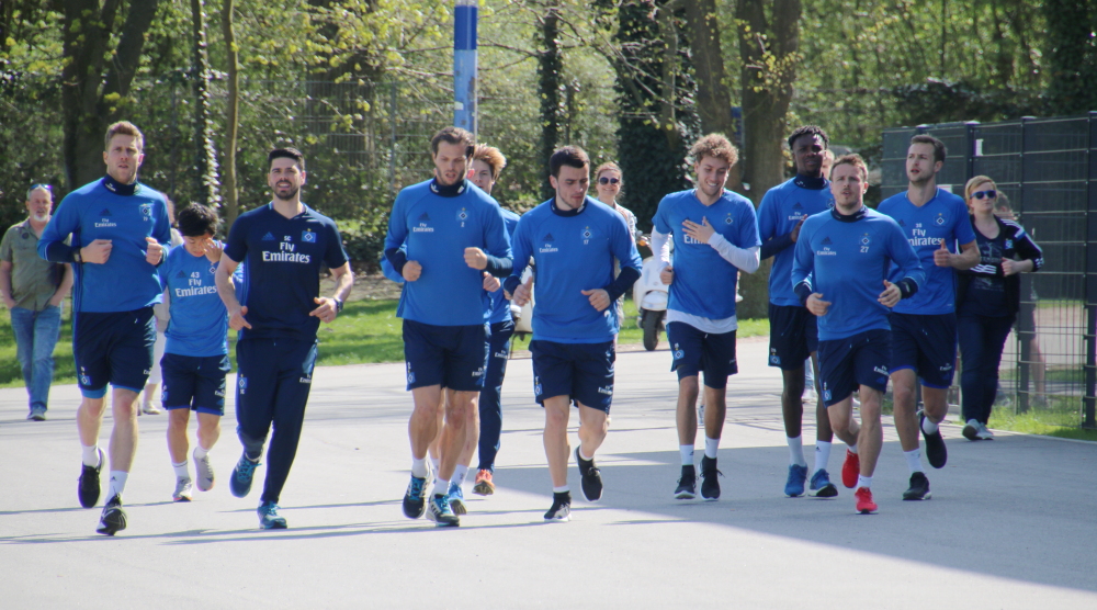 HSV beim Auslaufen am Volksparkstadion