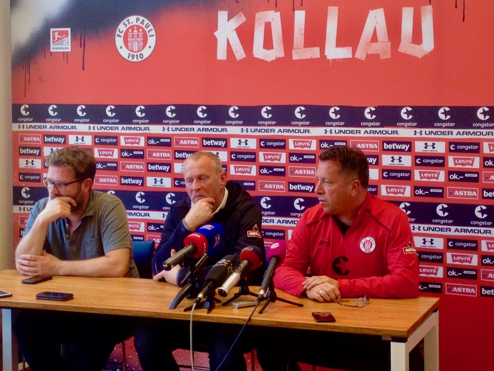 Von links: Pressesprecher Christoph Pieper, Sportchef Uwe Stöwer, Trainer Markus Kauczinski. In der Pressekonferenz zeigt sich das Team um Kauczinski nachdenklich und selbstkritisch