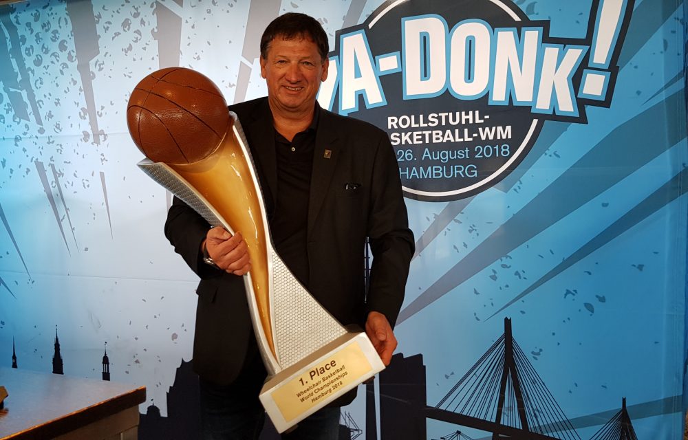 Ulf Mehrens mit einem Pokal für die Rollstuhlbasketall WM 2018