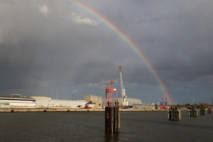 Regenbogen im Hansahafen