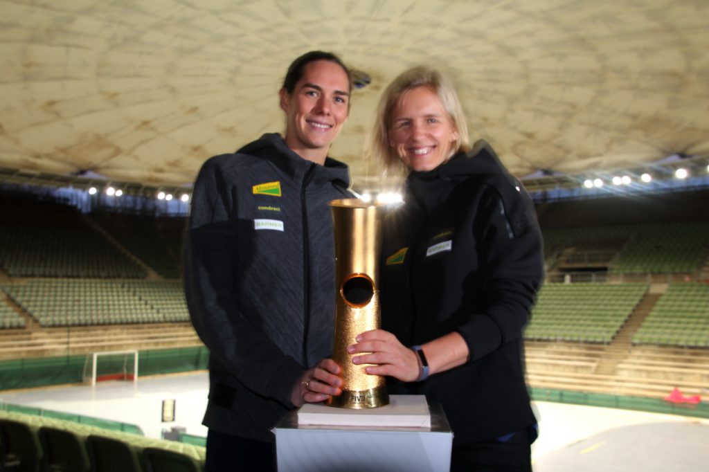 Laura Ludwig und Kira Walkenhorst präsentieren den WM-Pokal
