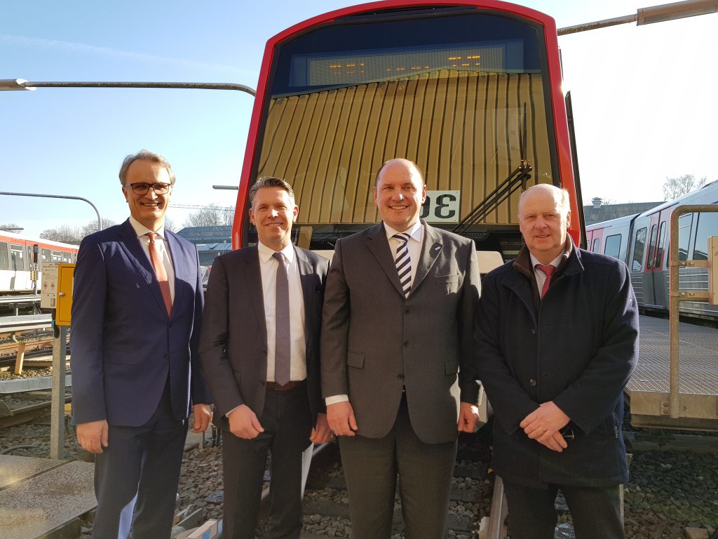 Staatsrat Andreas Rieckhof (BWVI), Dr. Jörg Nikutta, der Sprecher der Geschäftsführung Alstom, Alexander Ketterl, der Leiter Urban Transport Bombardier Deutschland und Jens- Günter Lang, der Technikvorstand HOCHBAHN