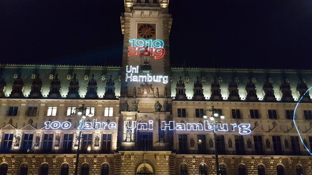 Illumination am Rathaus Hamburg zum 100. Geburtstag der Universität