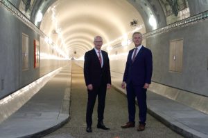 Dr. Peter Tschentscher und Jens Meier bei der Wiedereröffnung des Alten Elbtunnel