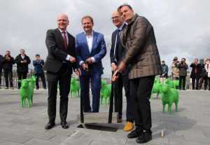 Schlussteinlegung für den Elbe Boulevard durchJens Kerstan, Dr. Stefan Klotz und Patrick Schumacher