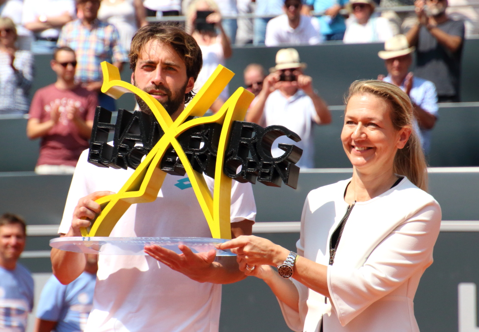 Sandra Reichel überreicht den Pokal an Nikoloz Basilashvili