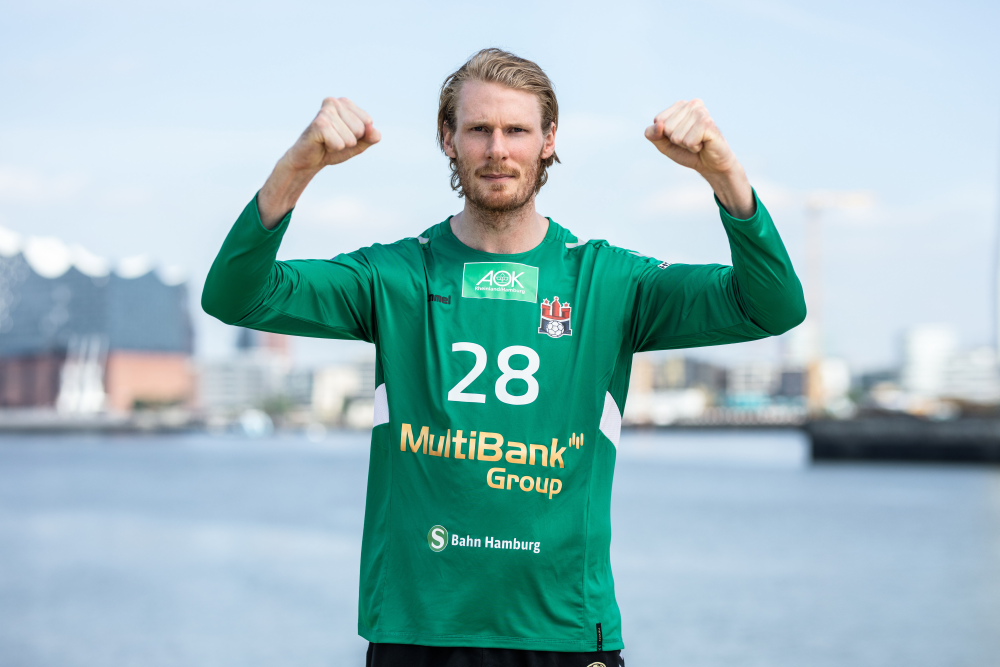 HSVH_PM_MultiBank_Aron Edvardsson im Trikot mit MultiBank Logo