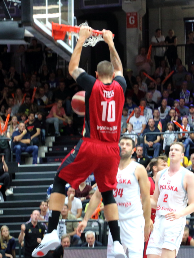 Daniel Theis mit einem Dunk