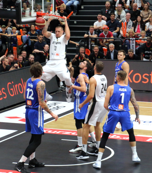 Daniel Theis versenkt den Ball