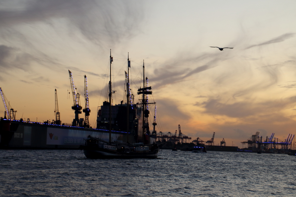 Abenddämmerung im Hafen Hamburg