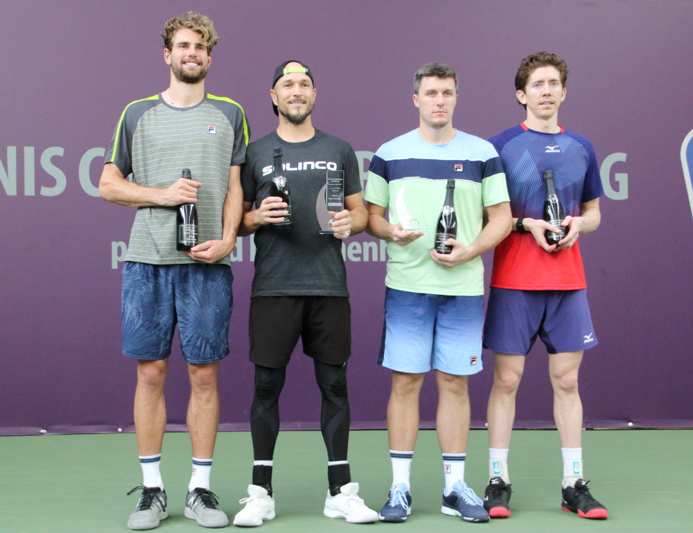 Jamie Cerretani/Maxime Cressy und Ken Skupski/John-Patrick Smith bei der Siegerehrung