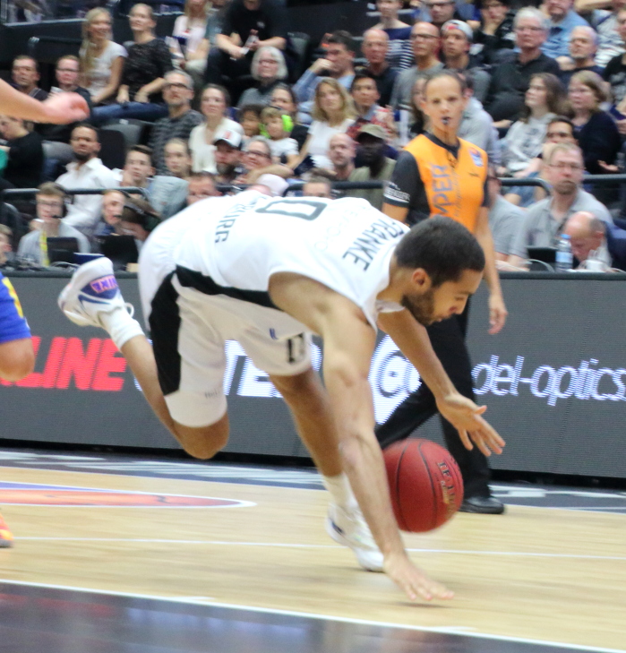 Yannick Franke behauptet den Ball