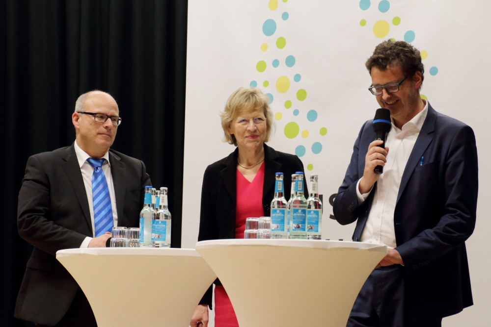 v.l.: Ties Rabe, Dr. Dorothee Stapelfeldt und Moderator Matthias Iken