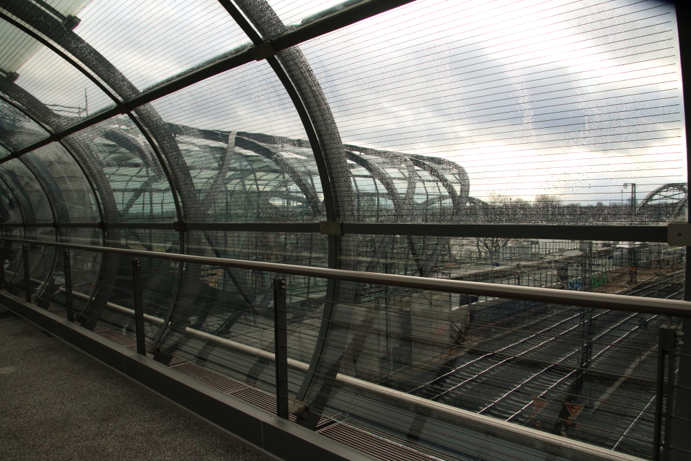 Blick vom Skywalk auf den Bahnhof