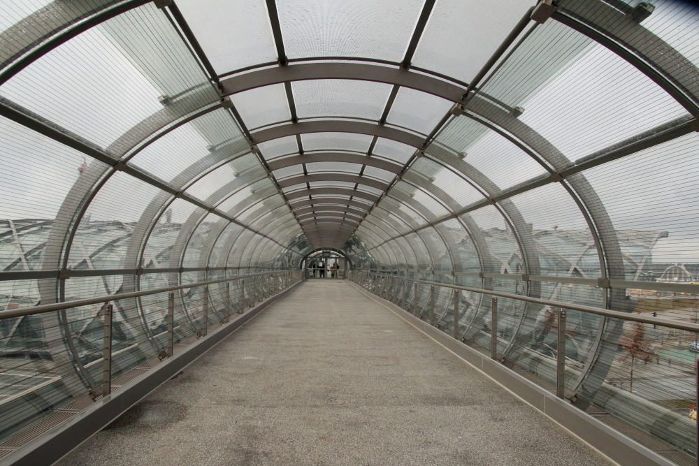 Skywalk als Verbindung zwischen U- und S-Bahn