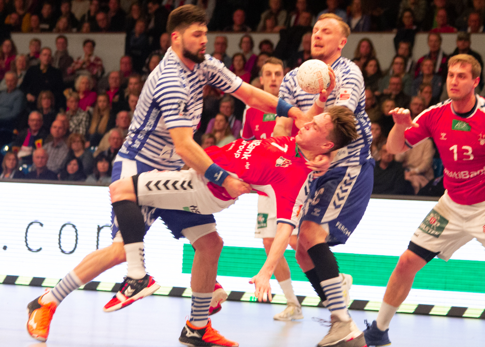 Der HSVH und Gummersbach liefern sich ein intensives Duell