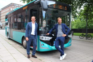 Henrik Falk und Anjes Tjarks vor dem Quartiersbus: