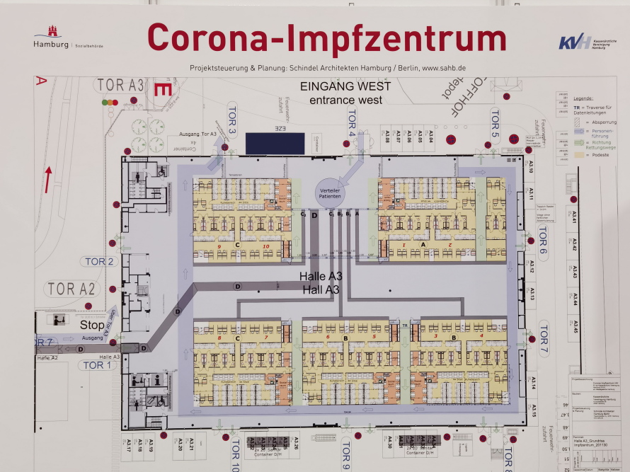 Zugang zum Corona-Impfzentrum in den Messehallen