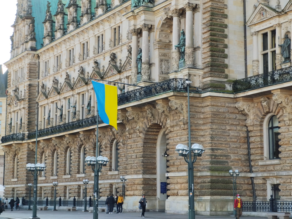 Rathaus Hamburg mit Ukraine-Flagge