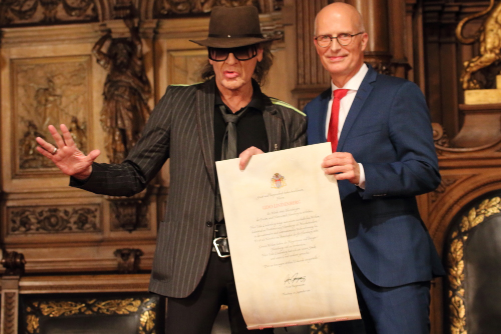 Bürgermeister Peter Tschentscher überreicht Udo Lindenberg die Ehrenbürger-Urkunde