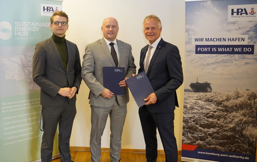 Foto: v. l. n. r.: Jannes Elfgen, Head of Port Energy Solutions bei der HPA, Scott Penney, CEO Port of Argentia, und Jens Meier, CEO der Hamburg Port Authority