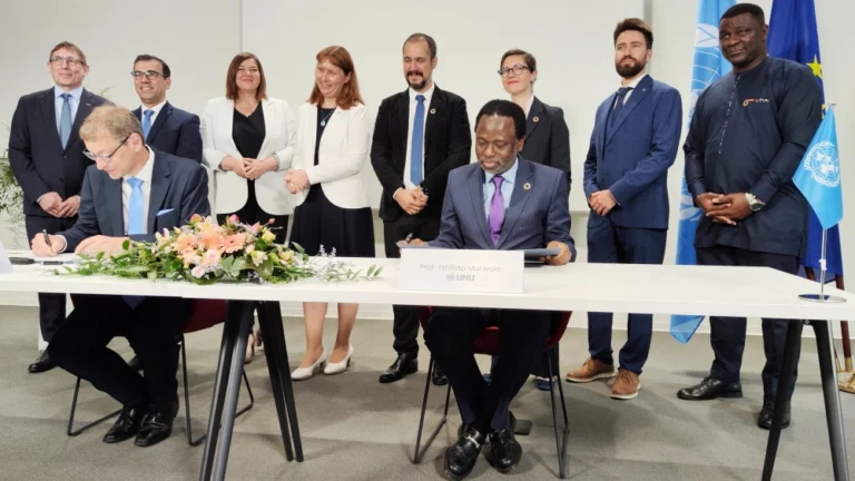 Unterzeichnung der Kooperationsvereinbarung zwischen TUH und UNU durch Prof. Andreas Timm-Giel und Prof. Tshilidzi Marwala