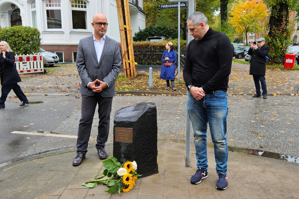 Familie legt Blumen nieder