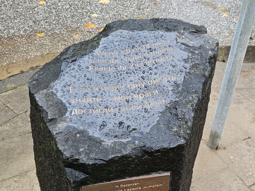 Gedenkstein am Anna-Politkowskaja-Platz
