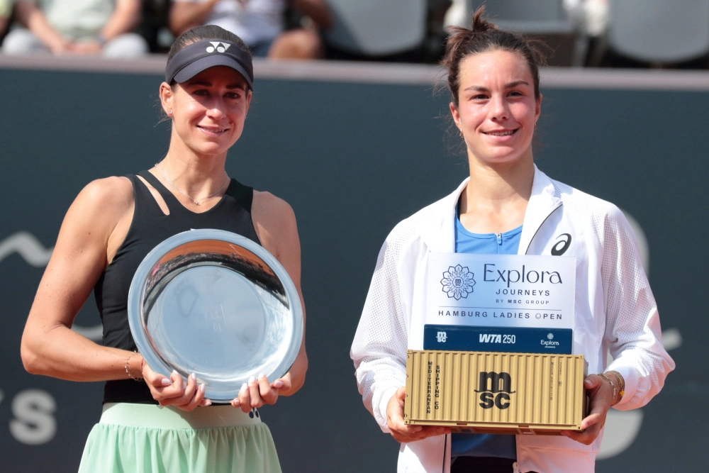 Anna Bondar und Lois Boisson nach dem Finale am Rothenbaum
