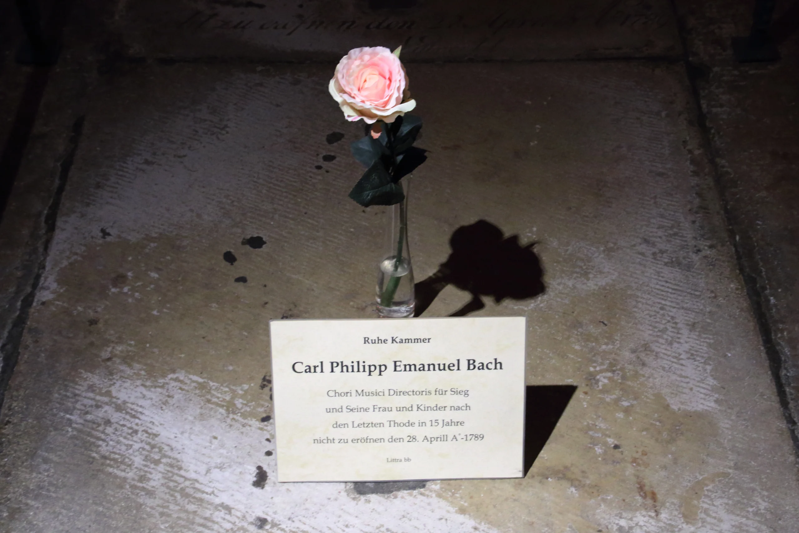 Das Grab von Carl-Philipp-Emanuel Bach in der Krypta des Michel