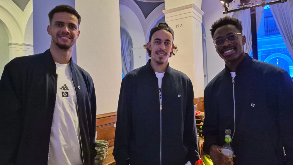 v.l.: Robert Glatzel, Yussuf Poulsen und Albert Sambi Lokonga auf der Hamburger Sportgala