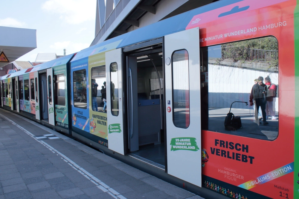 Der Jubiläumszug zu 25 Jahren Miniatur Wunderland mit Themenwaggons