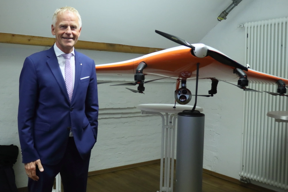 Jens Meier mit einer Flugdrohne.