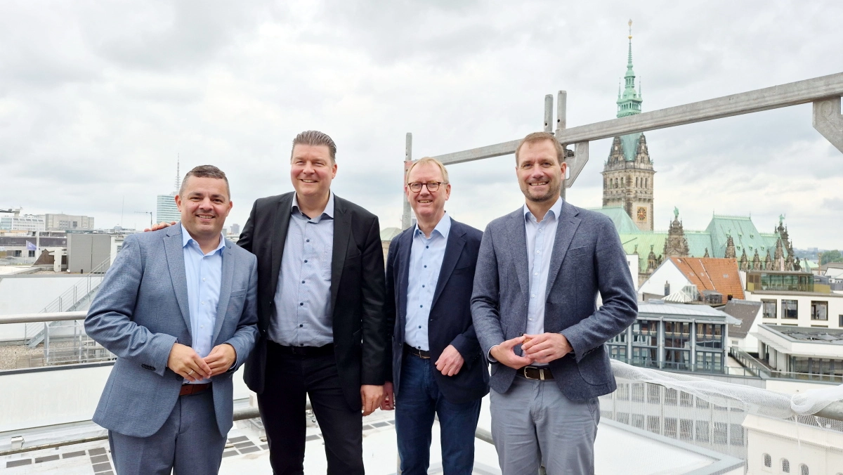 v.l.: Ralf Neubauer, Dr. Andreas Dressel, Dr. Willfried Maier, Jan Sprengel Auf dem Dach des Hauses der Patriotischen Gesellschaft