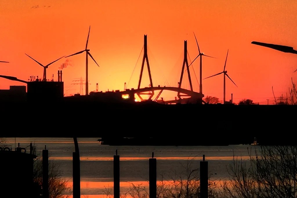 Köhlbrandbrücke im Sonnenuntergang