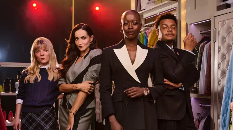 Die Hauptdarsteller:innen von DER TEUFEL TRÄGT PRADA – Das Musical: Isabel Waltsgott als Andy Sachs, Alexandra-Yoana Alexandrova als Emily, Florence Kasumba als Miranda Priestly und Elindo Avastia als Nigel.