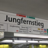 Wegweiser der Haltestelle