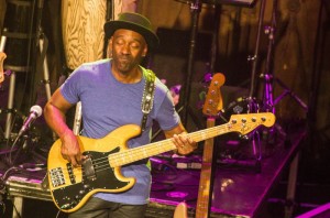 Marcus Miller in der Fabrik