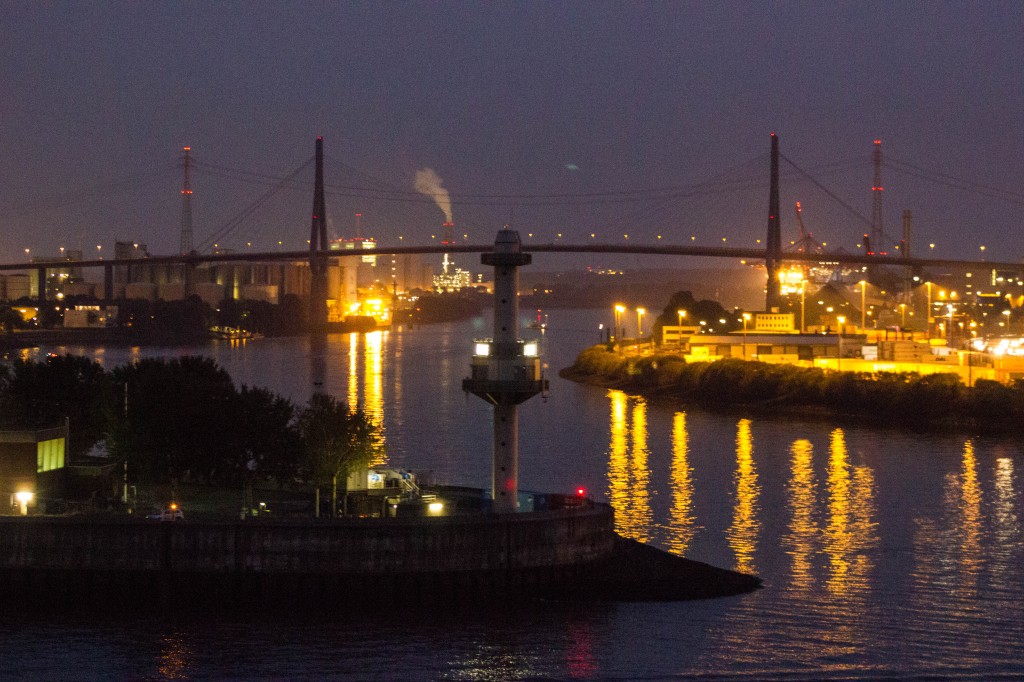 Die Köhlbrandbrücke bei Nacht